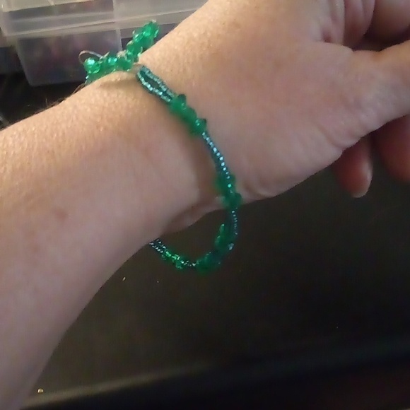 💝2/$20💝 Handmade Green Slip-On Bracelet - Picture 1 of 3
